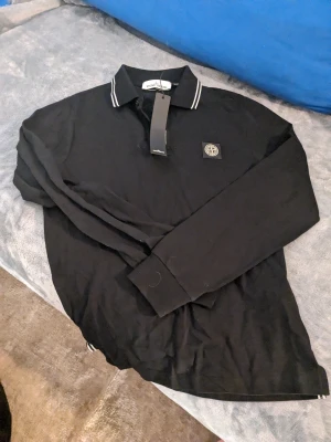 Stone Island tröja - Helt oanvänd, långärmad piketröja. Prislapp sitter kvar. Nypris 1300kr