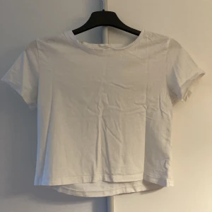 Croppad T-shirt  - Vit croppad T-shirt från Cubus.