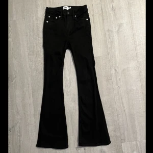 Svarta jeans strl S  - Säljer dessa svarta jeans i stl S. Använda fåtal gånger. 