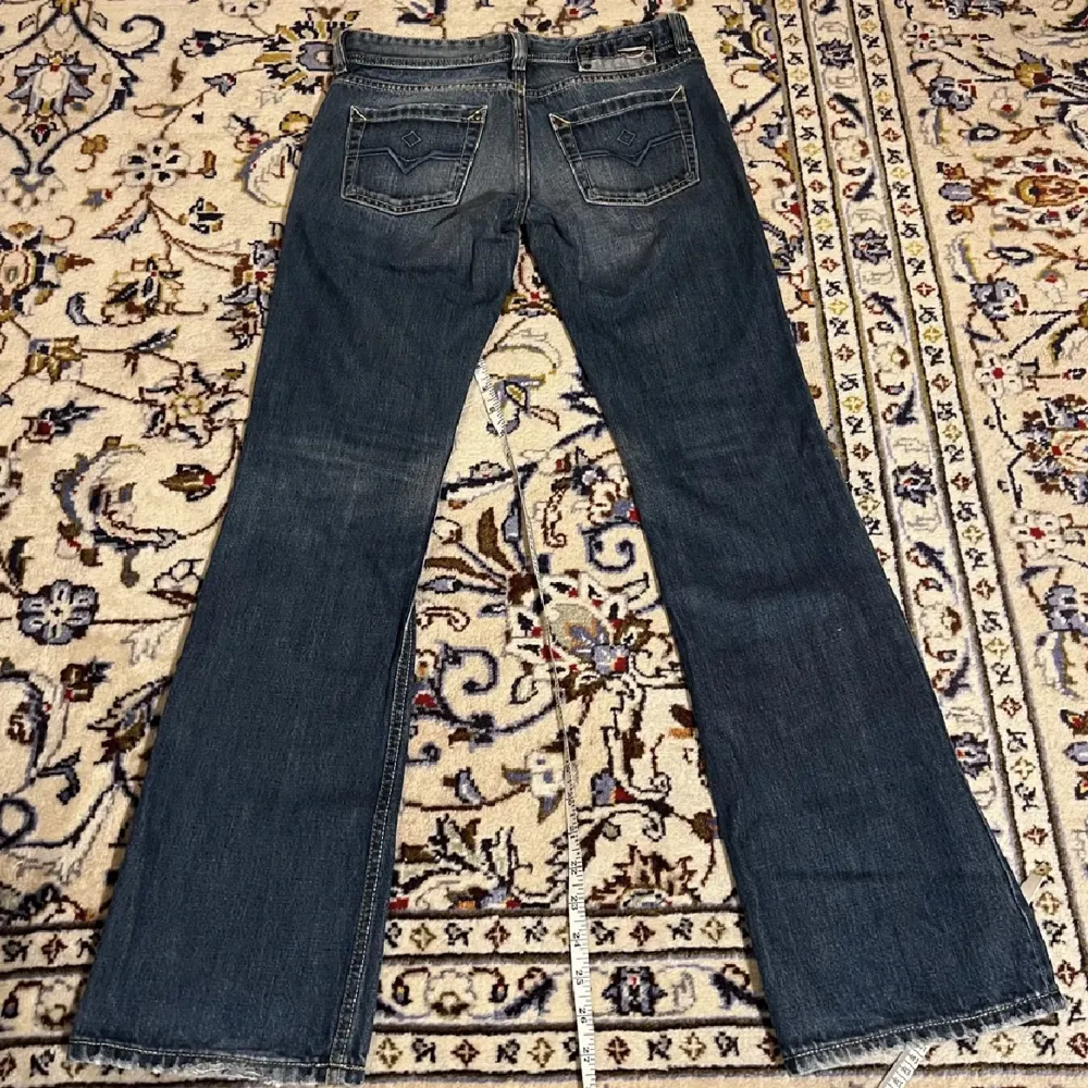 As snygga lågmidjade jeans med bootcut från diesel som tyvärr är för små Midjemått rakt över: 37 Innerbenslängd: 79 Lånade bilder från förra ägaren💕. Jeans & Byxor.