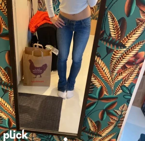 Jeans - Säljer mina lågmidjade typ bootcut jeans då dem inte kommer till användning. Det är skinny jeans som är omgjorda till bootcut. Super bra skick.