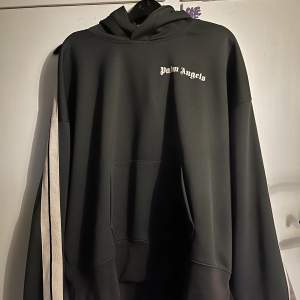 säljer nu denna palm angeles hoodie åt min kille. Endast använd fåtal gånger och är som i ny skick. S men sitter som M. ny pris runt 7000. Pris lappen finns 