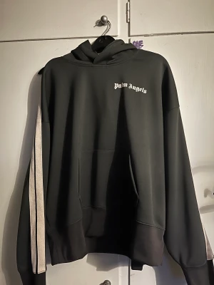 Palm Angeles hoodie - säljer nu denna palm angeles hoodie åt min kille. Endast använd fåtal gånger och är som i ny skick. S men sitter som M. ny pris runt 7000. Pris lappen finns 