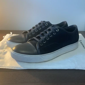 Lanvin skor - Vid köp av dessa Dark Blue Lanvin Skorna ingår dustbag från hemsidan jag köpt skorna från. Skick är 9,7/10 Endast använda en gång utomhus. Storleken är 42 men passar 100% storlek 43, och borde även passa 43,5. Ställ gärna frågor vid funderingar!