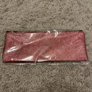 Pennskrin - Glittrigt rosa pennskrin, oanvänd och oäppnat