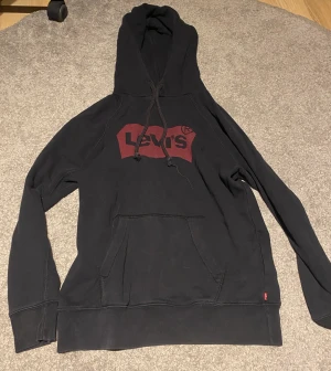 Levis huvtröja  - Levis huvtröja i använt skick 