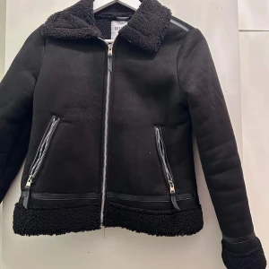 Jacka - En fin mockajacka som är fodrad. Använd en gång. Passar XS/S. Jättevarm och bra kvalite. 