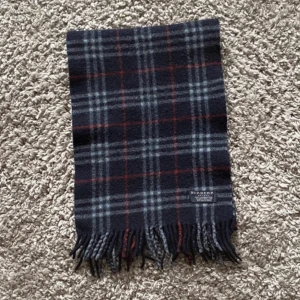 Burberry scarf  - Sjukt fet och stilig Burberry scarf i fint skick, 9/10, den är perfekt inför vinter då den är super varm och skön. nypris 5000, köp för 1799, MVH Simon 