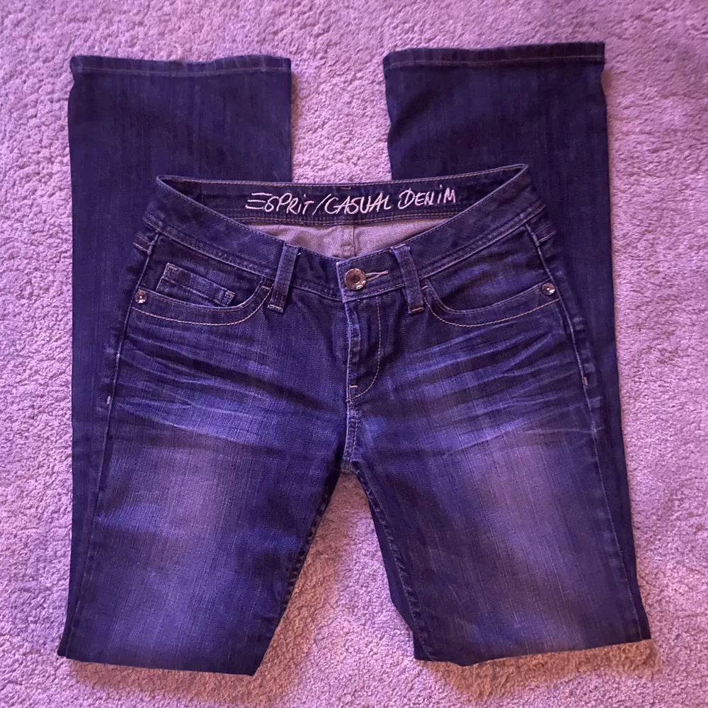 Säljer dessa snygga Lowwaist jeans från Esprit!!💗W27! Skriv för fler bilder. Jeans & Byxor.