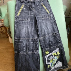 Mörka jeans - Skit snygga jeans som köptes second hand utan att prova och därför inte passade. Viktigt att veta är att midjan är rätt så liten, Jag brukar vara 38 men dom kom inte över låren så skulle rekommendera för 34 eller mindre