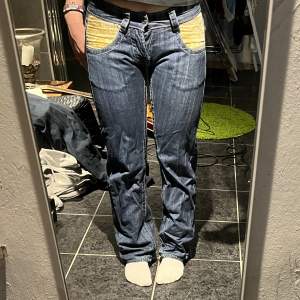 Säljer dessa jeans med en cool design och bra passform. Jag säljer dem för att de har blivit för små😕 de är köpta second hand så jag vet tyvärr inte storleken. Men jag brukar i vanliga fall ha 36/s. 🫶