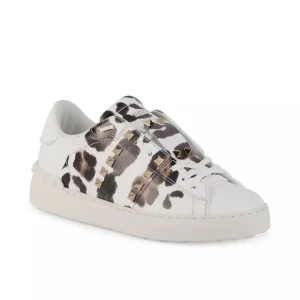 Valentino sneakers  - Säljer mina jättecoola valentino sneakers med leopard mönster. Storlek 39. Säljer på grund av att jag inte använder dem så mycket. Nypris 7000 kr🐆💞