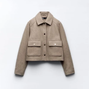 Jacka ifrån ZARA - En beige kort jacka ifrån ZARA💕 I bra skick och nypris 400kr. Skriv för mer information💕