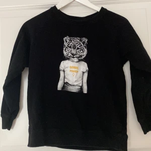 En svart tröja med trycket grrrl power  - Bra skick men använd… passar troligen en 10 årig 