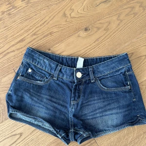 shorts från gina  - mörkblå korta jeansshorts. de är för små för mig så därav ingen bild hur de ser ut på. 