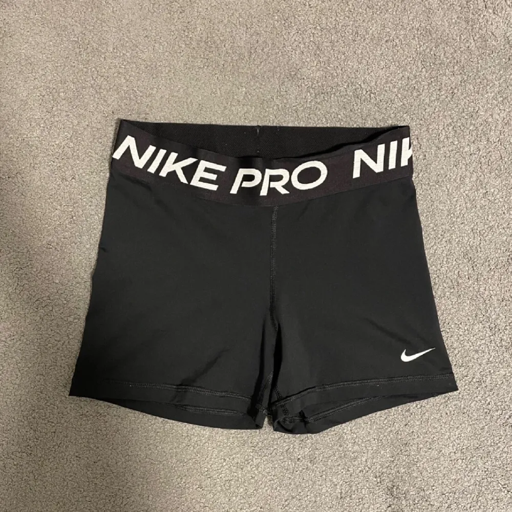 Säljer nu mina Nike pro shorts då dom inte används längre, endast använda 3 gånger💘 Nypris 449kr. Shorts.