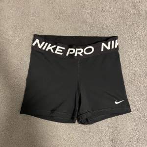 Säljer nu mina Nike pro shorts då dom inte används längre, endast använda 3 gånger💘 Nypris 449kr