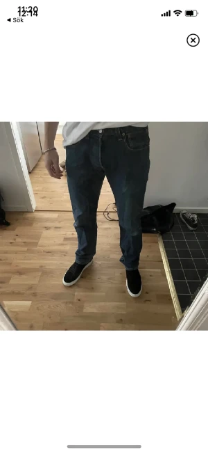 Levis 501 - As snygga Levis 501 jeans!  Snygg färg och passform! Är 180 cm, storlek 31, 34  Hör av er vid frågor!