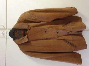 Mockajacka - Ljusbrun mockajacka. Lite fläckig. Men i övrigt i gott skick. Storlek 42-44