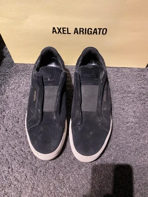 Axel arigato 360 laceless - Hej, säljer nu mina super fräscha skor från axel arigato, skorna är i skick 9/10 (smuts) och är i storlek 41. Allt og medföljs, hör av er vid frågor eller funderingar! Fraktas spårbart via postnord eller möts upp i göteborg!📦PRIS KAN SÄNKAS VID SNABBAFFÄR