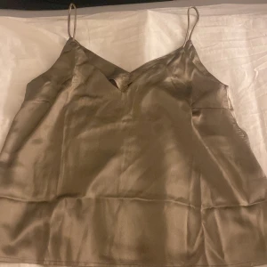 Linne❤️ - Ett jätte fint linne som har en skön kvalite köpte för nån vecka sen men kom aldrig till användning tyvärr ❤️