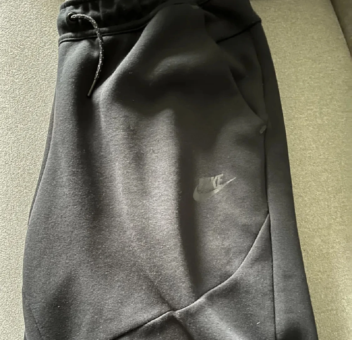 Nike tech fleece pants (black)