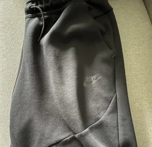 Nike tech fleece pants (black) - Jag säljer ett par nike tech byxor, de är nästan helt oanvända alltså i ett väldigt fint skick! Pris kan såklart diskuteras.