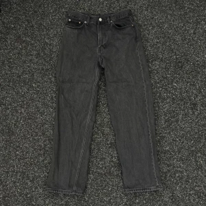 Weekday Galaxy Jeans - Galaxy jeans från Weekday i storlek 27/32 (men sitter lite större i midjan) säljes pga att de inte längre kommer till användning. Bara att höra av sig vid frågor eller fler bilder 🤝🏼