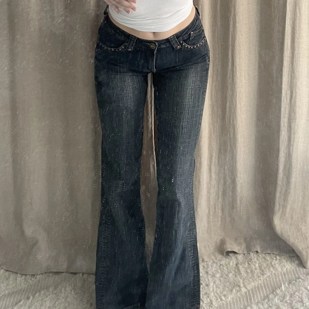 Lågmidjade utsvängda jeans med svincoola detaljer ❣️ strl xs-s. Jeans & Byxor.