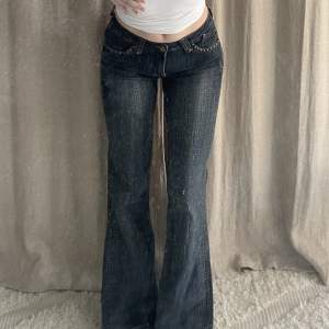 Lågmidjade utsvängda jeans med svincoola detaljer ❣️ strl xs-s