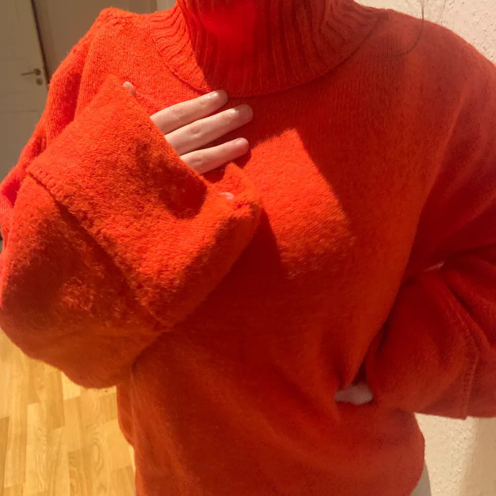 Stickad tröja från Gina tricot i strl m men passar även mindre oversized😀 Mjuk material sticks inte. Polo krage och härlig färg. Stickat.