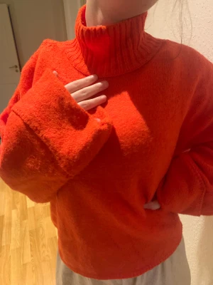 Stickad tröja - Stickad tröja från Gina tricot i strl m men passar även mindre oversized😀 Mjuk material sticks inte. Polo krage och härlig färg