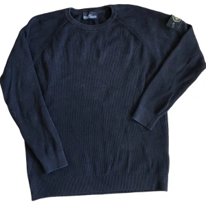Stone Island Tröja - Fake! Stickad svart Stone Island tröja. Ställ gärna frågor!😊