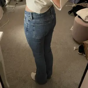 Säljer dessa populära jeans från zara, använda fåtal gånger och är som nya!😍