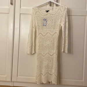 Strandklänning - En söt vit strandklänning/sommarklänning. Från HM och aldrig använd.