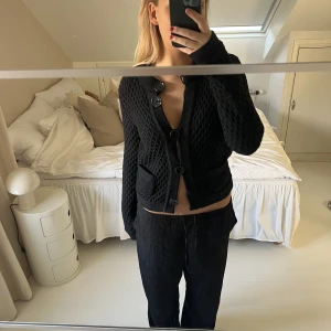 Kofta  - Säljer min jättesnygga kofta från Dagmar. Så fint skick! Perfekt nu till hösten och vintern❤️