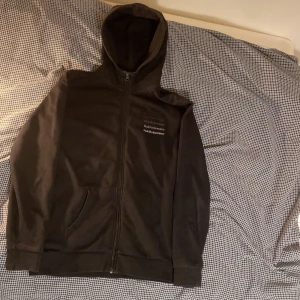 Peak performance kofta  - Peak performance kofta storlek 170 använt den ett par gånger men inget fel på den. Köpt för 800 mitt pris 200 billigt och på bra skick😆