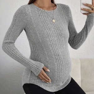 Mammakläder  - Grå tröja i stl S men känns som XS (aldrig använd) 