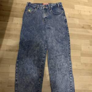 Jätte snygga Buttergoods santosuosso Jeans. Original pris 1250+ kr. perfekta att skata i de var köpta på junkyard. skicket är jätte bra dem är som nya utan några skador. Det är bara att skriva om ni vill ha fler bilder.