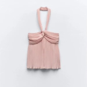 Zara topp - Jätte fin zara topp som köptes i somras, har tyvärr ingen andvändning av den! Köpte en L men passar mig som brukar ha S/M i zara