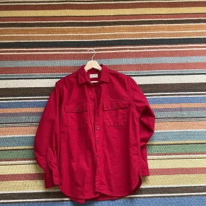 Llbean overshirt - En vacker vinröd Llbean overshirt! Varsamt använd! Perfekt som mellanlager eller som lätt vårjacka! Pris prutbart!