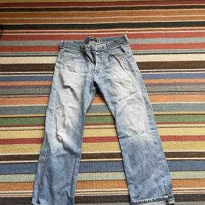Ett par vackert worn Lee jeans, bra wash, straight fit! Fina klassiker som man kanske inte kan hitta nya nuförtiden! En staple i alla garderober! Pris prutbart!