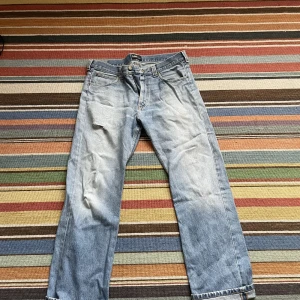 Lee jeans - Ett par vackert worn Lee jeans, bra wash, straight fit! Fina klassiker som man kanske inte kan hitta nya nuförtiden! En staple i alla garderober! Pris prutbart!