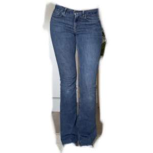 Jättefina flared jeans, fint skick. Köpta på zara. Innerbenslängd: 83 cm. Priset kan diskuteras, hör av dig vid intresse! 💞