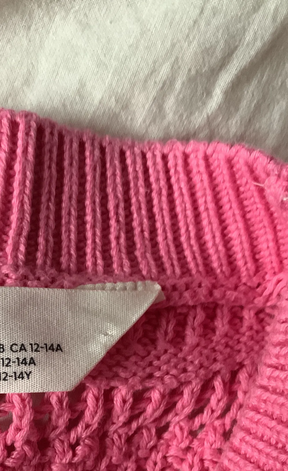 säljer den här rosa stickade tröjan för att den inte kommer till användning | barn storlek. Stickat.