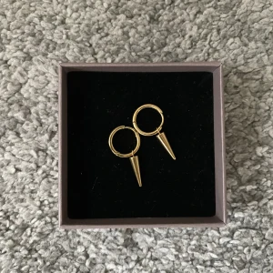 Peak örhängen  - Säljer mina fina peak örhängen från Edblad eftersom att jag är en ”silver tjej” 💘 Dem är använda men inte många gånger då jag köpte dem och sen ”byte” till silver