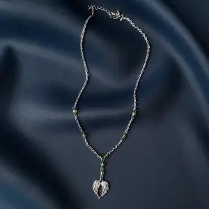Fint halsband som jag gjort själv med gröna stenar. Skriv om du har några frågor💕