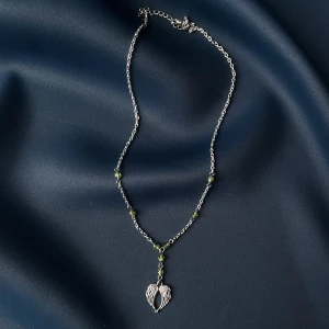 Halsband - Fint halsband som jag gjort själv med gröna stenar. Skriv om du har några frågor💕