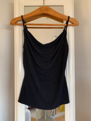Glittrig topp - Blå/svart glittrigt cowlneck linne från Sisters Point i storlek S. Toppen är oanvänd med lappen kvar