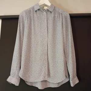 Enkel blus/skjorta - Som ny. Säljer denna blus/skjorta då den inte kommit till använding. Pris kan diskuteras. 